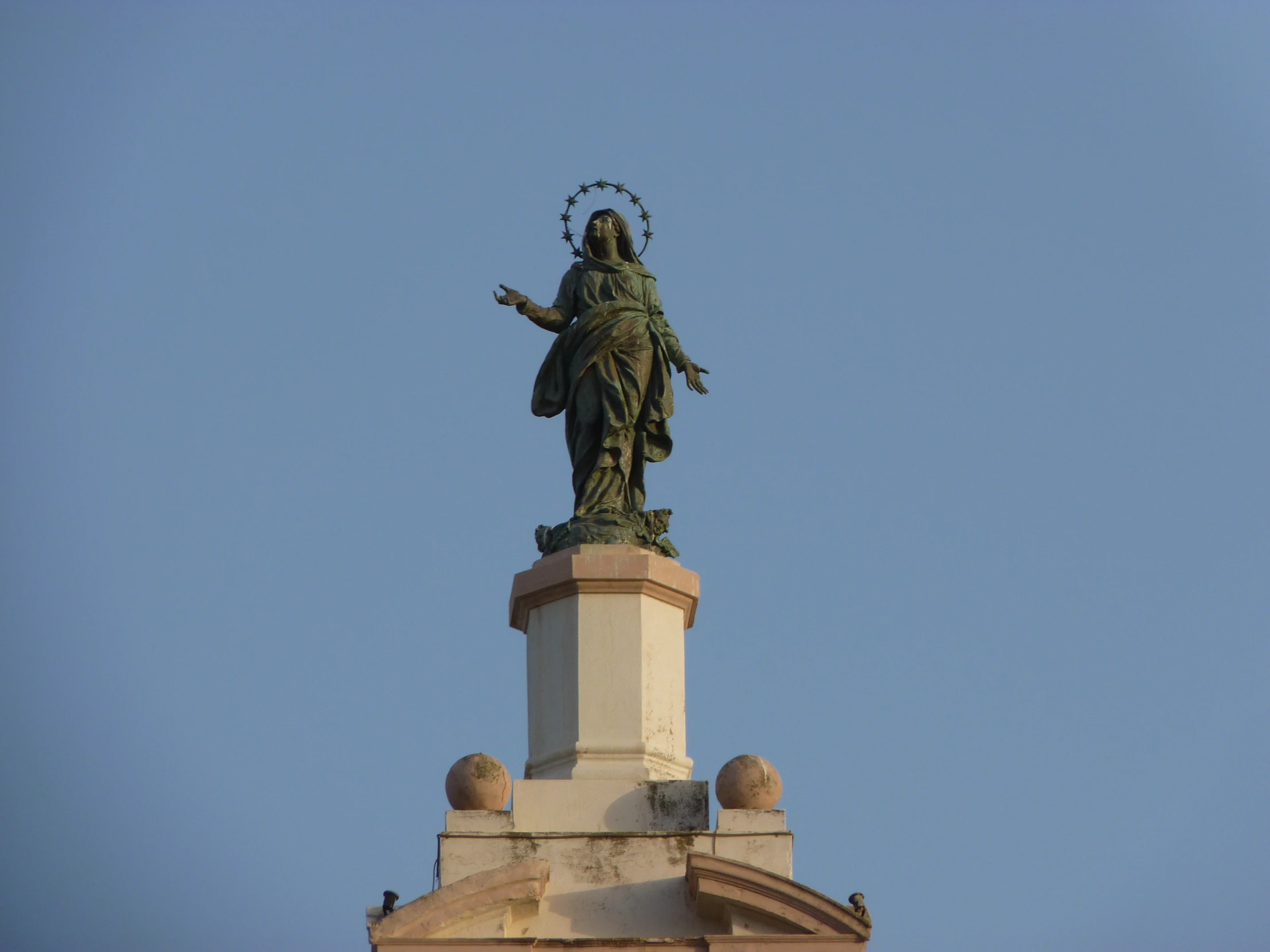 the top part of the statue has a rose on it