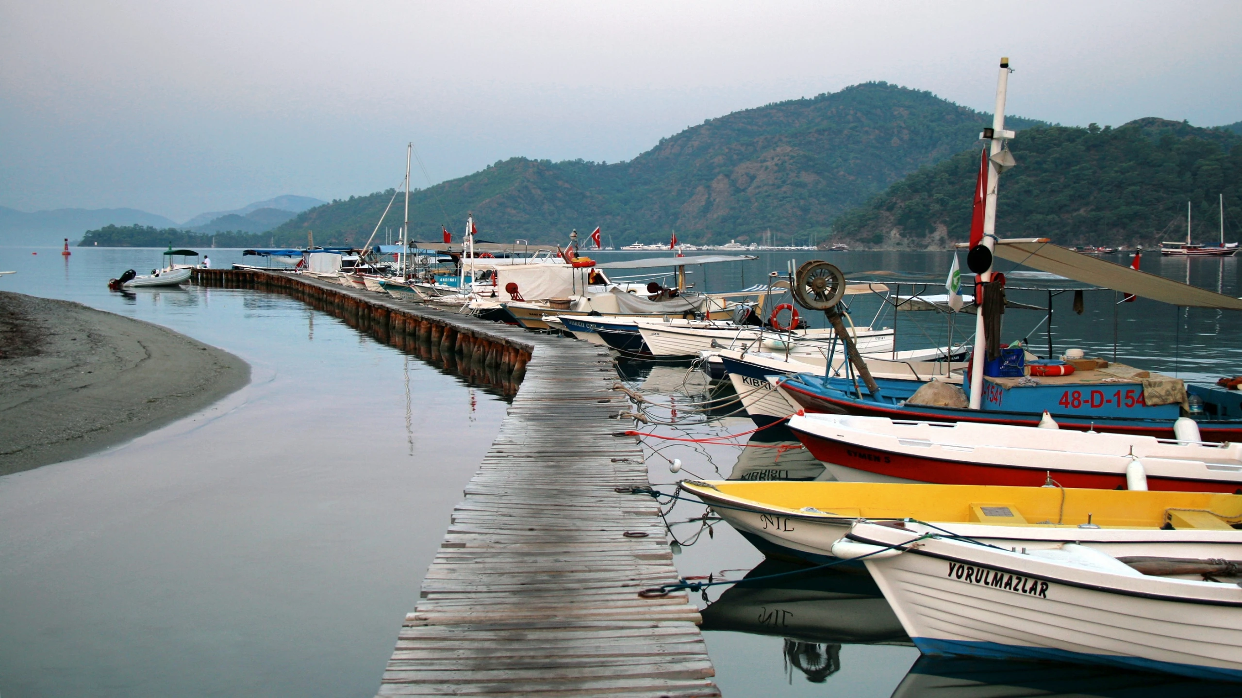 several different sized boats docked in a dock