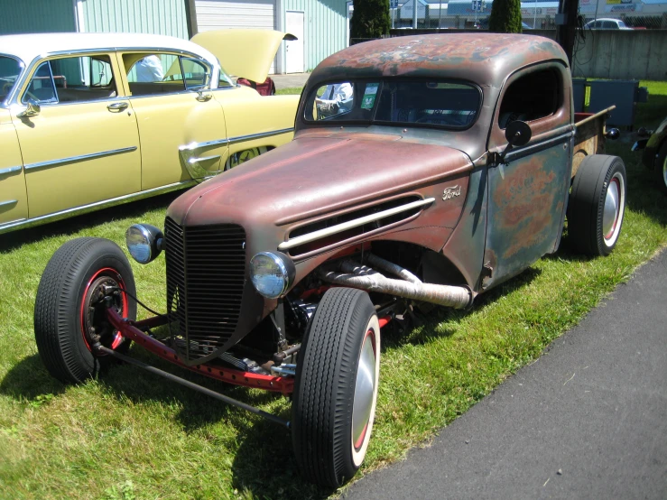 an old car is on display in the field