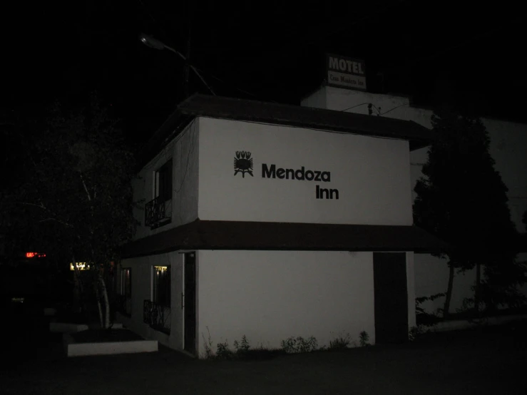 the mandocco inn el on a dark street