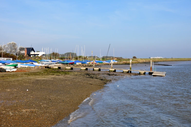 there are many boats and docks that are parked on the shore