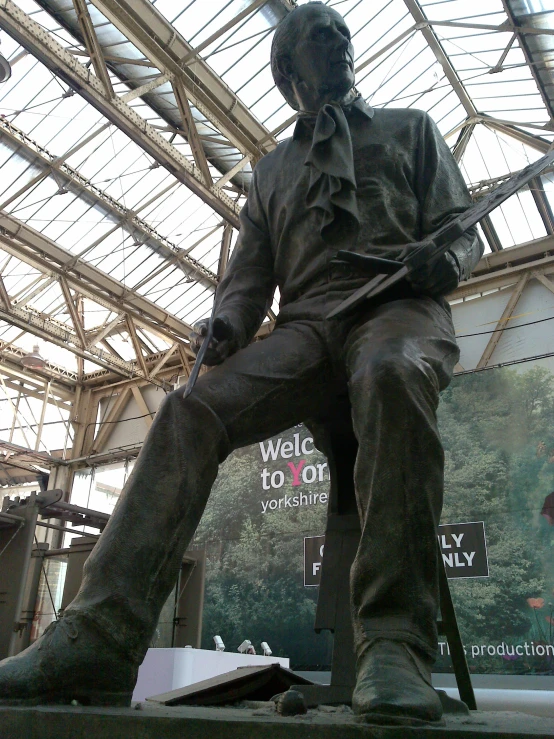 the statue of a man is sitting on the platform