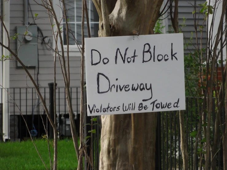 a sign on a tree warning the drivers not to drive