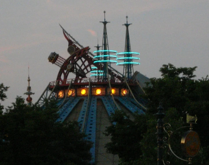 the roller coaster with its lights on is shown in this po
