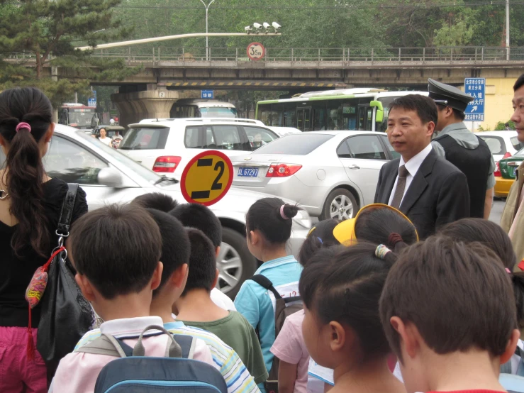 there is a large crowd of people that are looking at cars