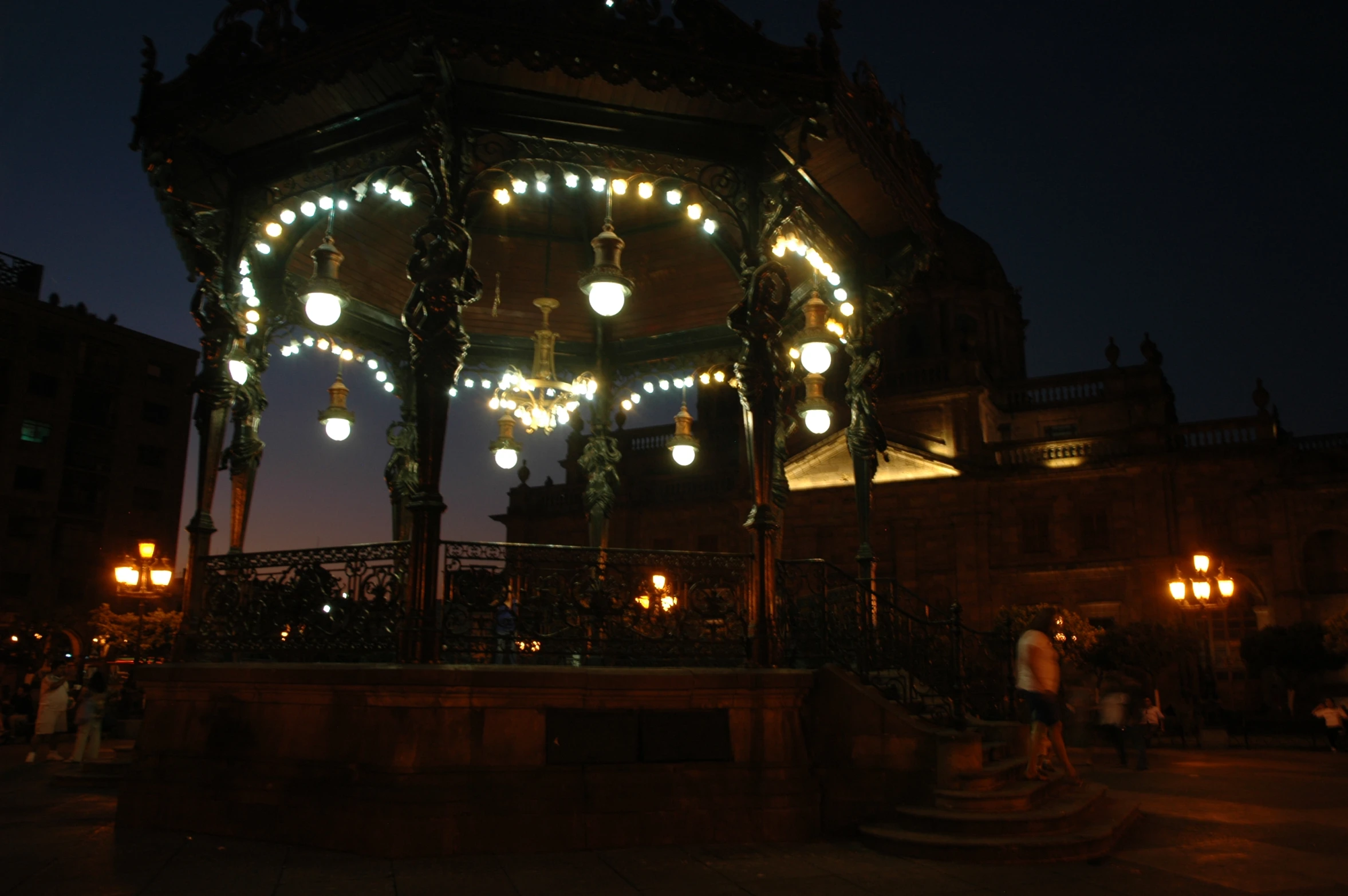 many lights shine around the lamp post