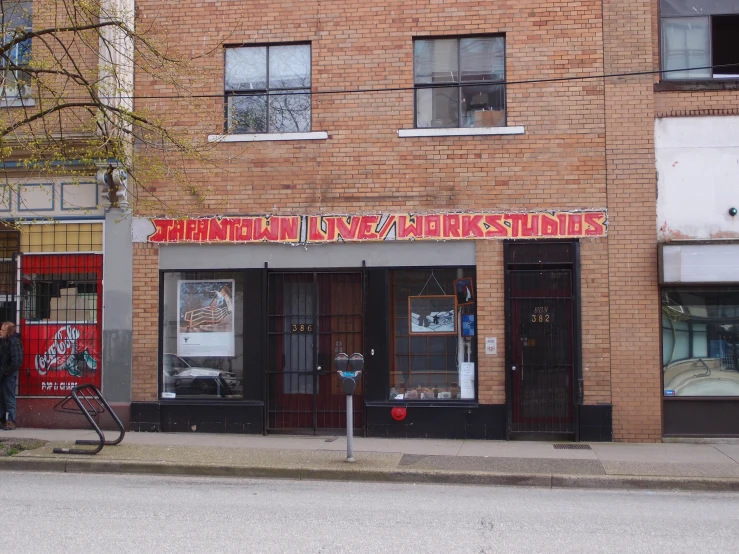 the store front of an apartment building with the sign closed