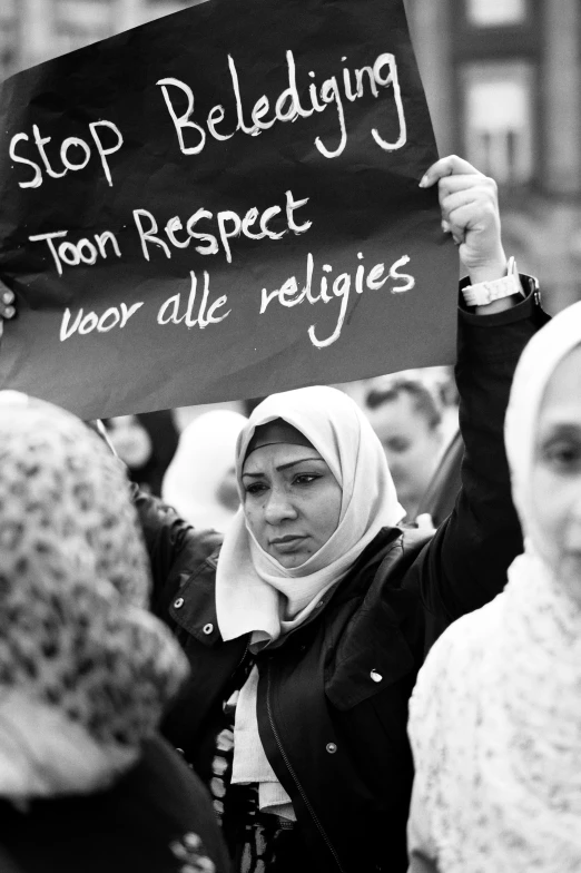 people with different types of headscarves hold signs that say stop belegeding