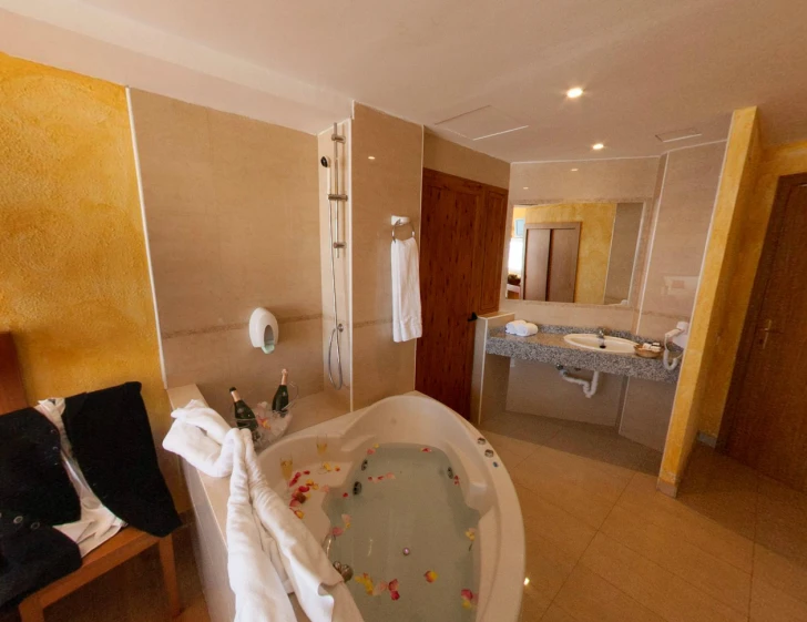 a el room with a large jacuzzi bathtub