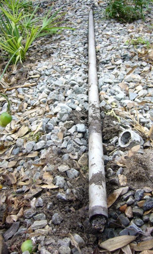 a pipe is laying on the side of a building