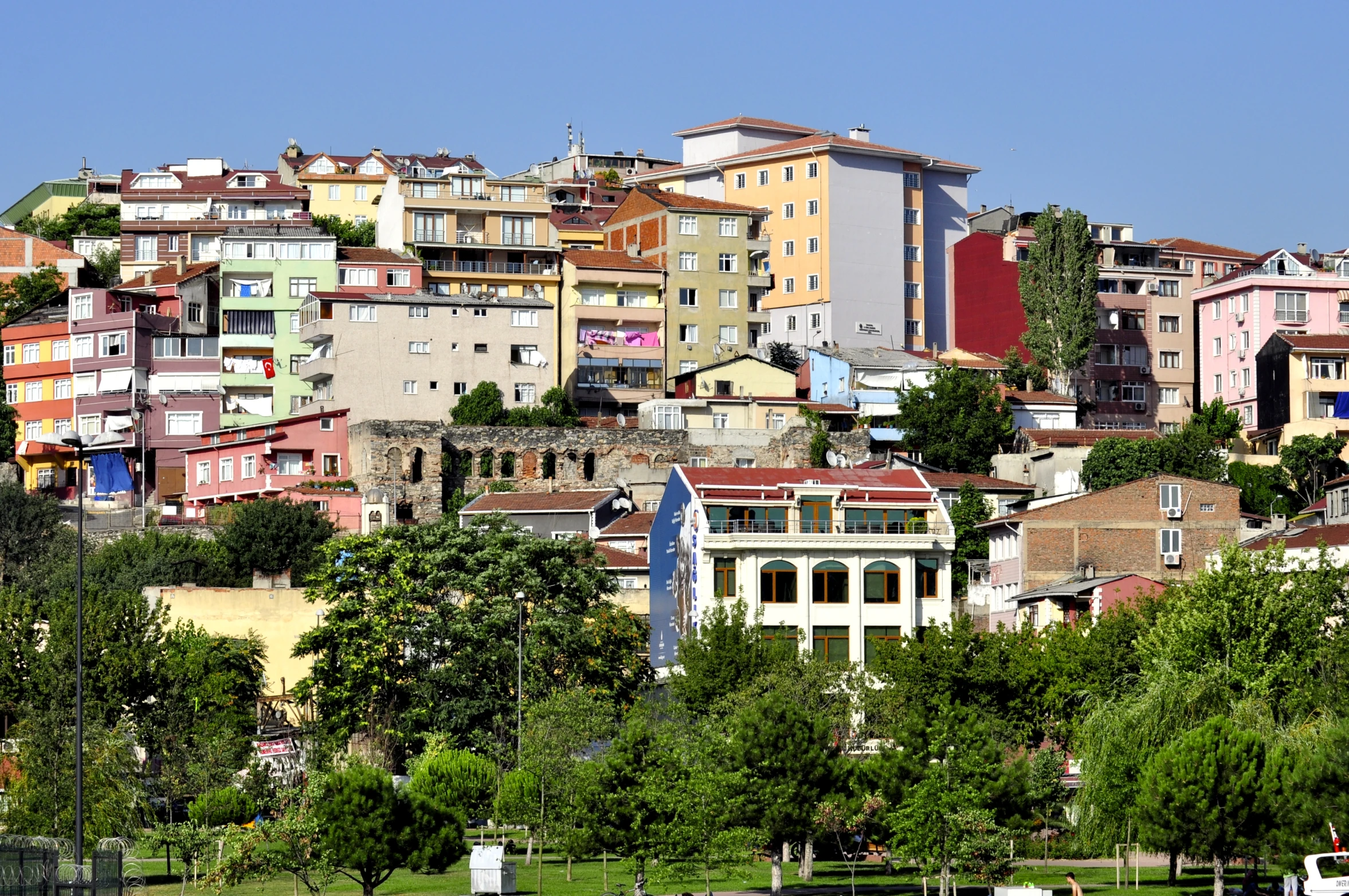 a lot of houses are on the side of a hill