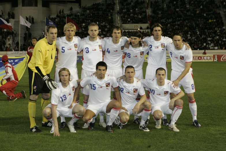 the england soccer team is posing for a po