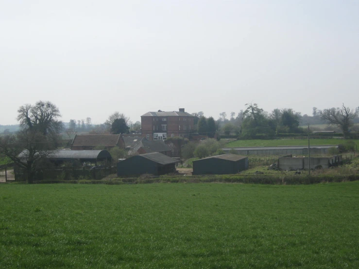 a view of houses in the background with lots of greenery