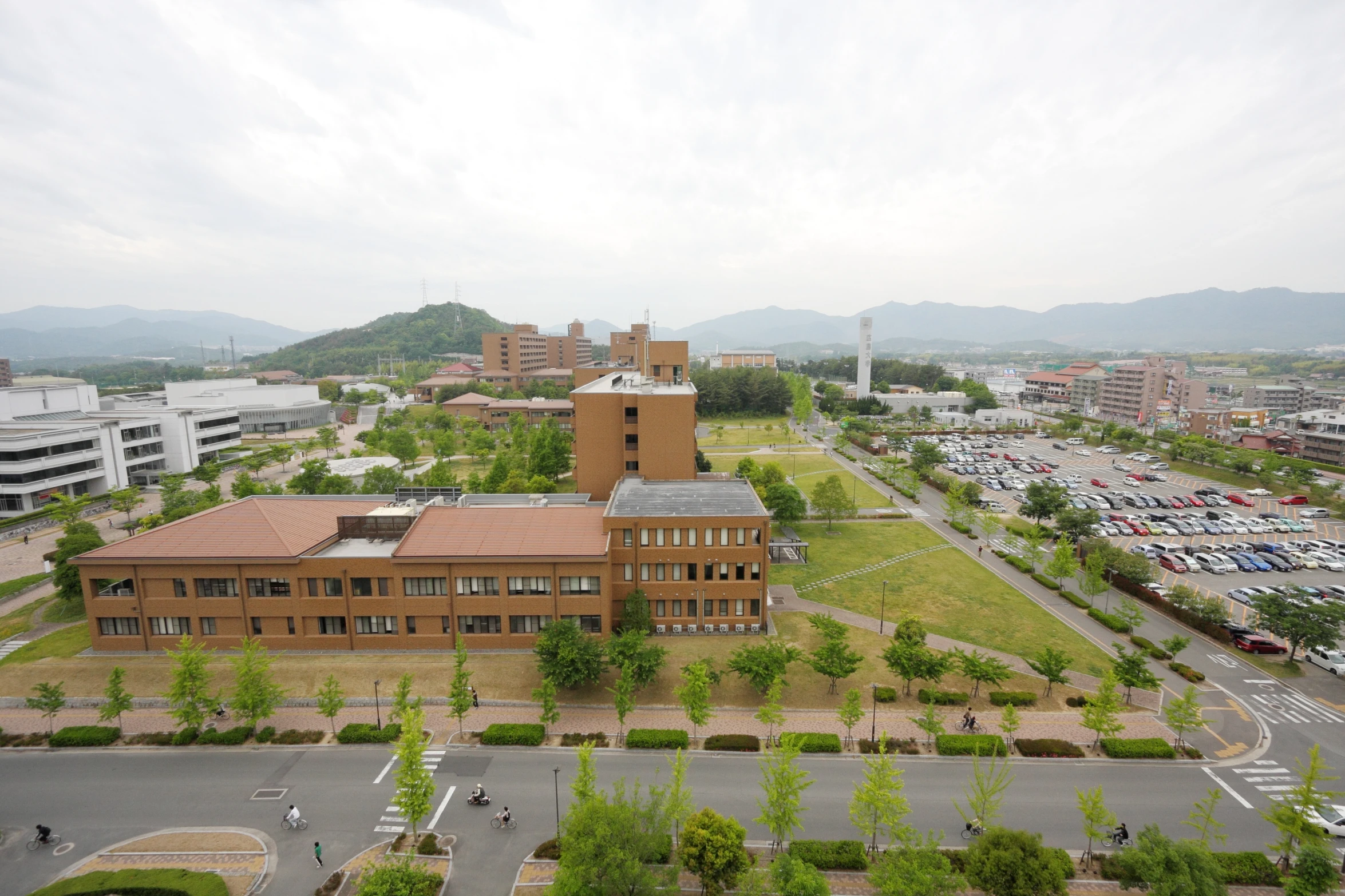 a brown building sitting next to an empty parking lot