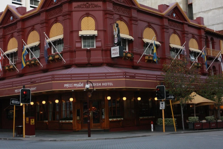 a building that is in the corner near some street