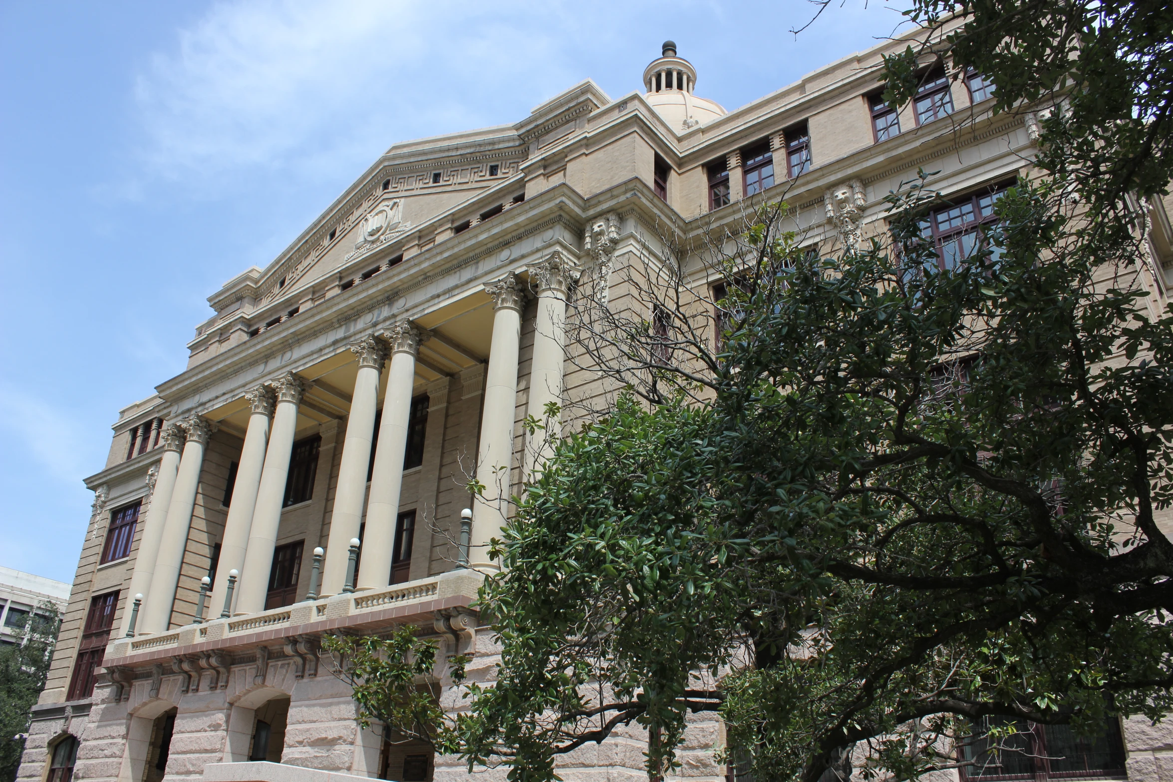 a large building with a lot of columns on it