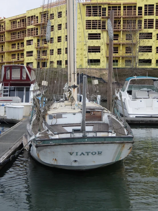 two boats sitting in the water next to a yellow building