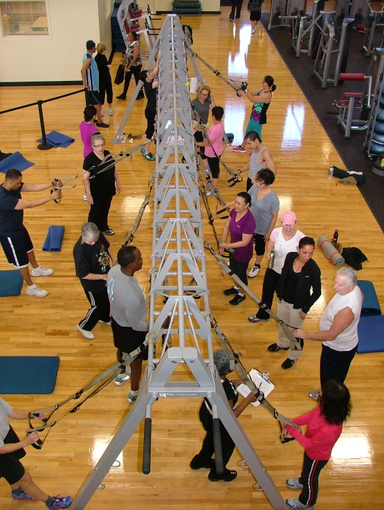 many people are working out in an gym with equipment