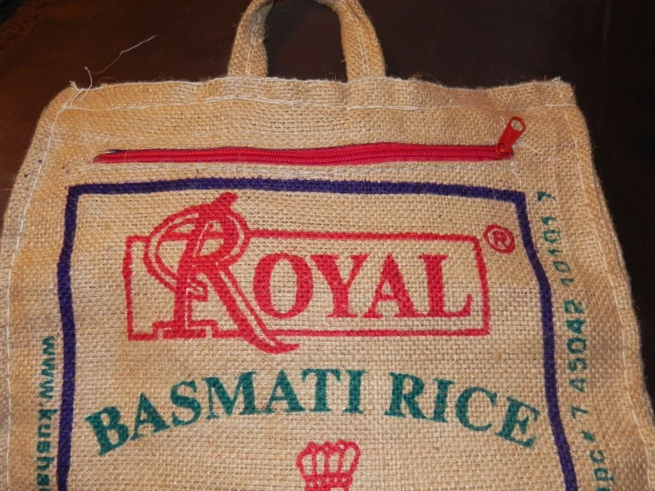 a jute bag with words in spanish, on a wood floor