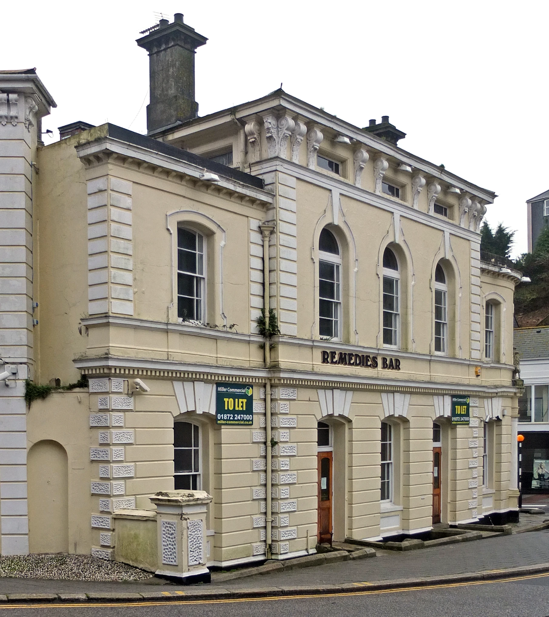 an old building with many windows is near a street