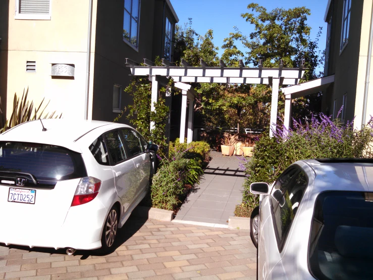 there are two cars parked next to the same building