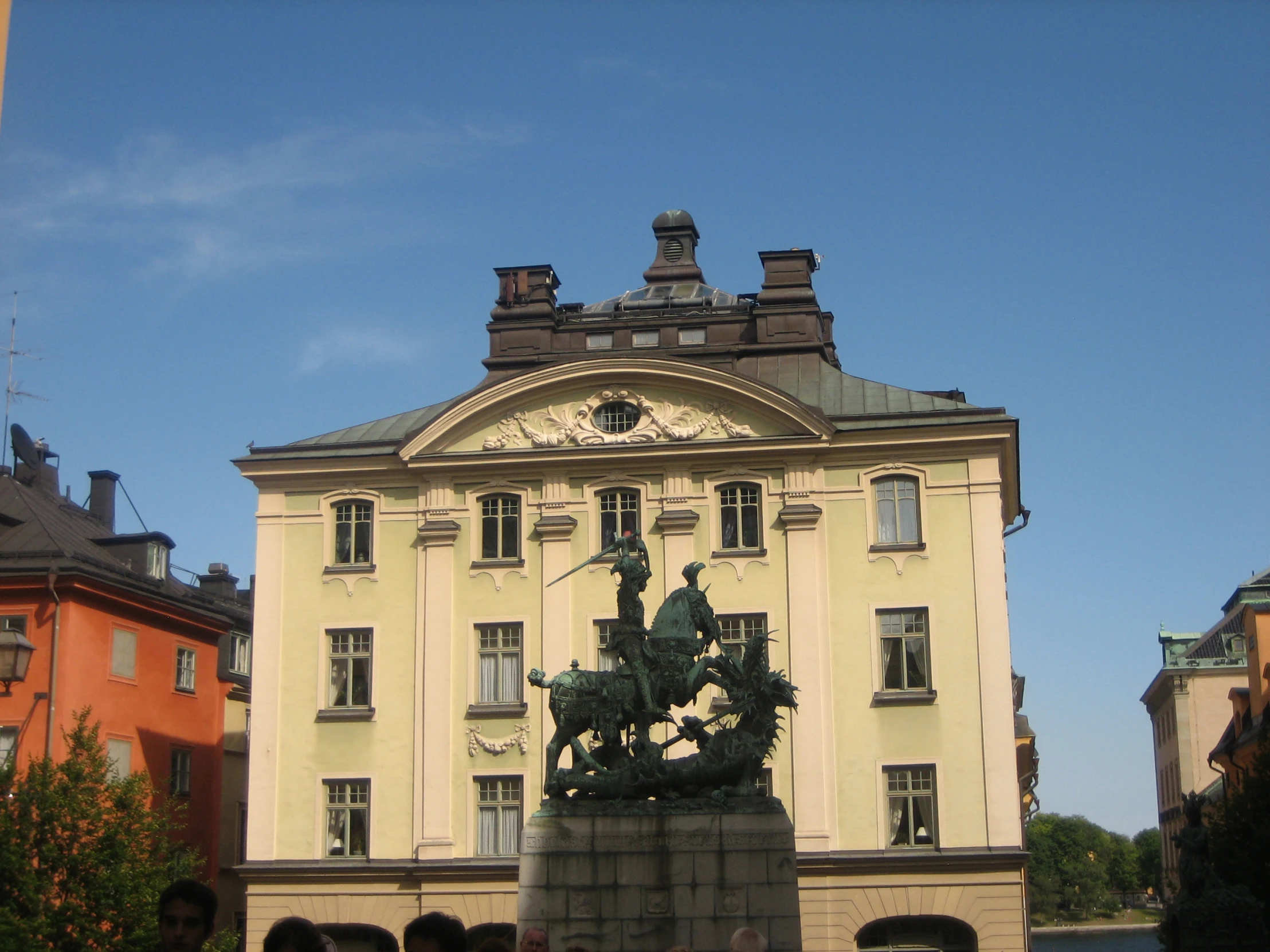 a statue sitting in front of a large building