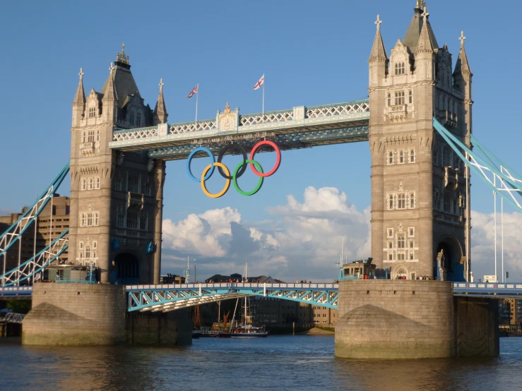 the olympic rings are in front of tower bridge