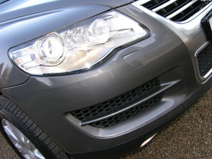 the grilles and lights of an suv