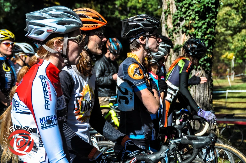 many bike riders are lined up on a trail