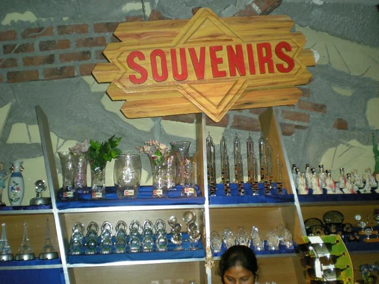 the shelves of a souvenirs shop, with glassware on it