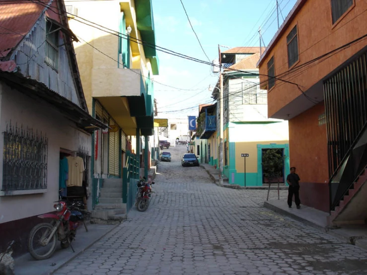 an alleyway with two bikes parked next to a building