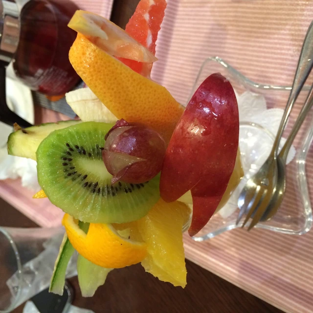 there are some different fruits in this glass vase