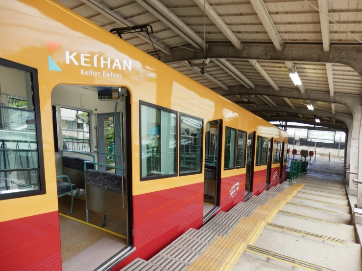 a train pulling up to a platform at a station