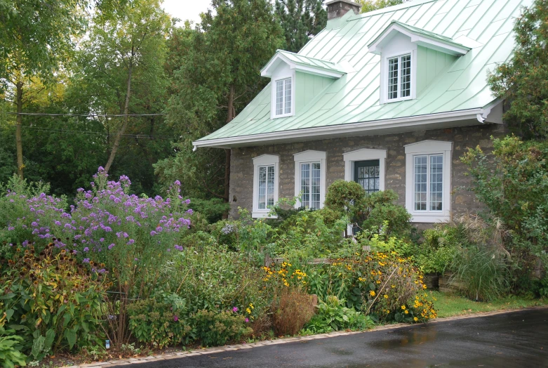 a very nice house with some nice windows