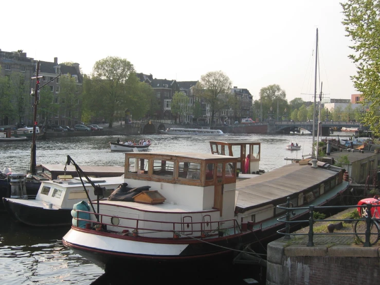 a boat that is in some water near the shore