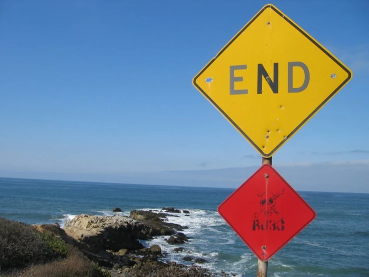 a sign that says end on the ocean