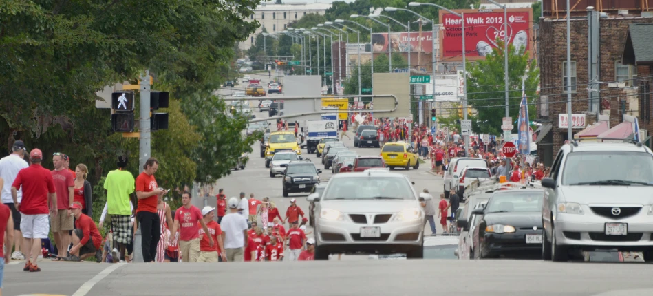 a group of people are lined up by the road