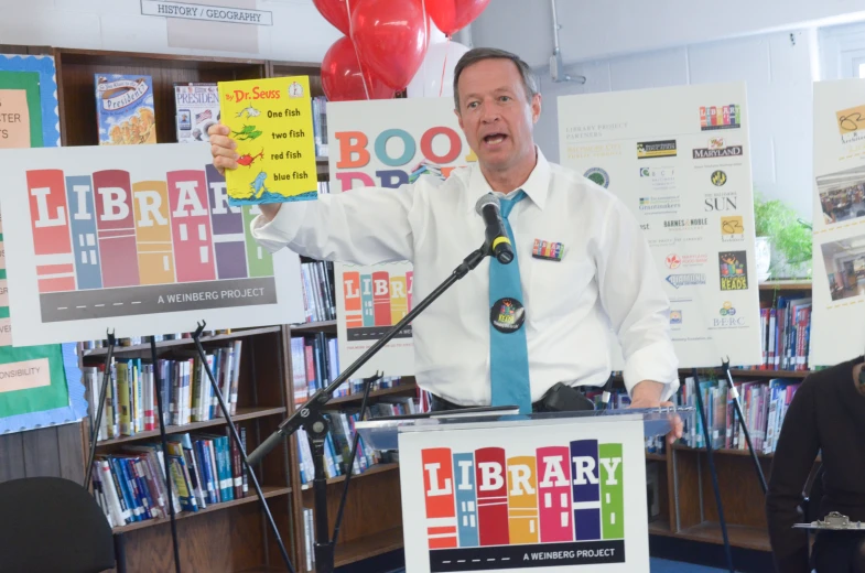 a man speaking at a podium at a liry