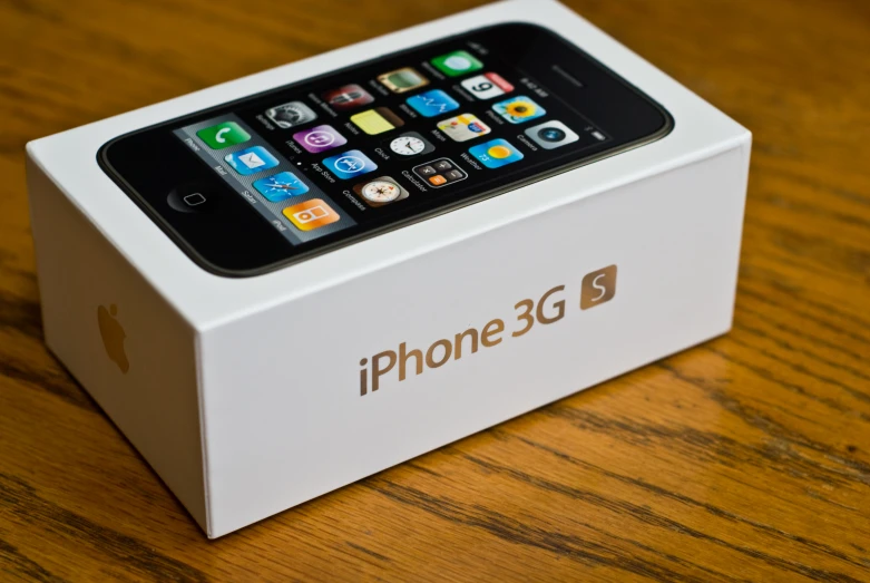 an apple 3g phone sitting in a white box