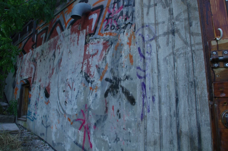 the graffiti on this wall shows the signs and colors