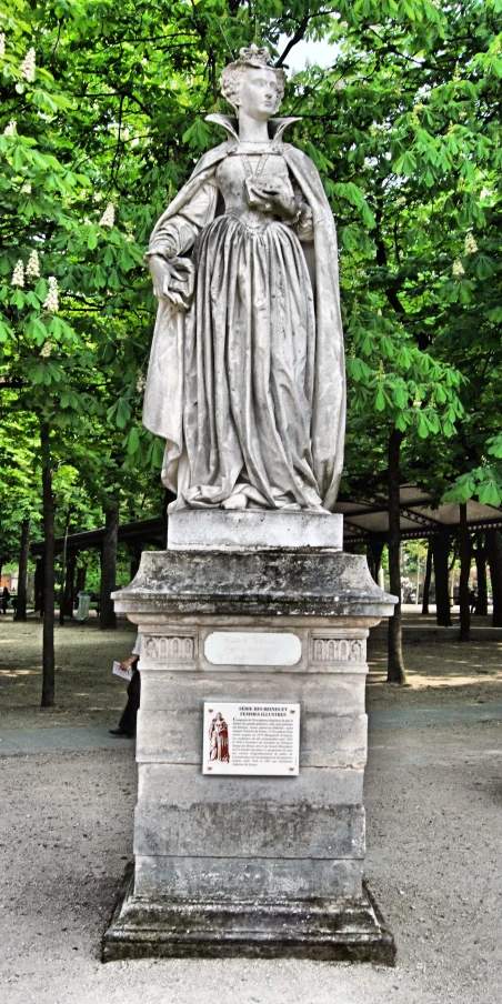 there is a statue in a park that looks like it was built for a queen