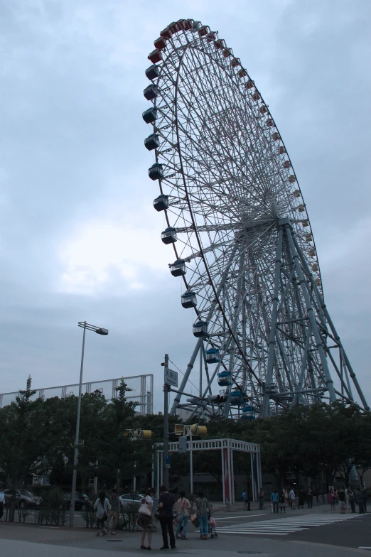 the large ferris wheel in front of people