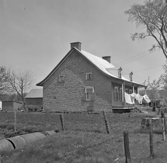 old fashioned black and white po of a house