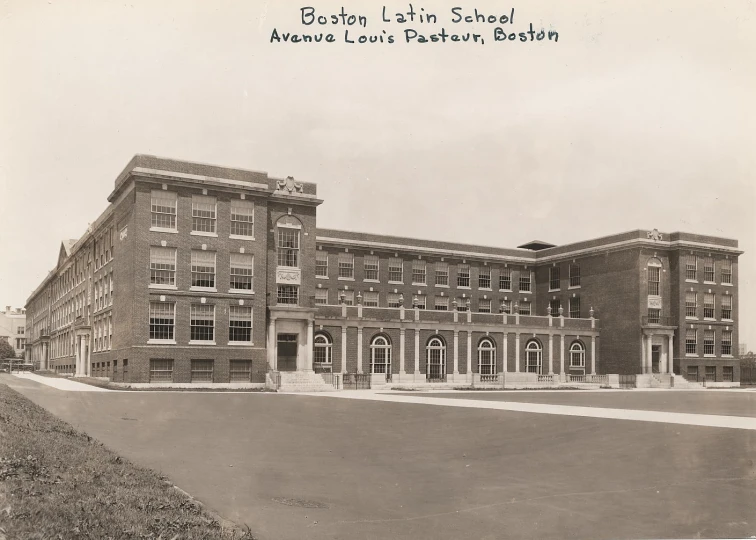 a large building has some windows on it