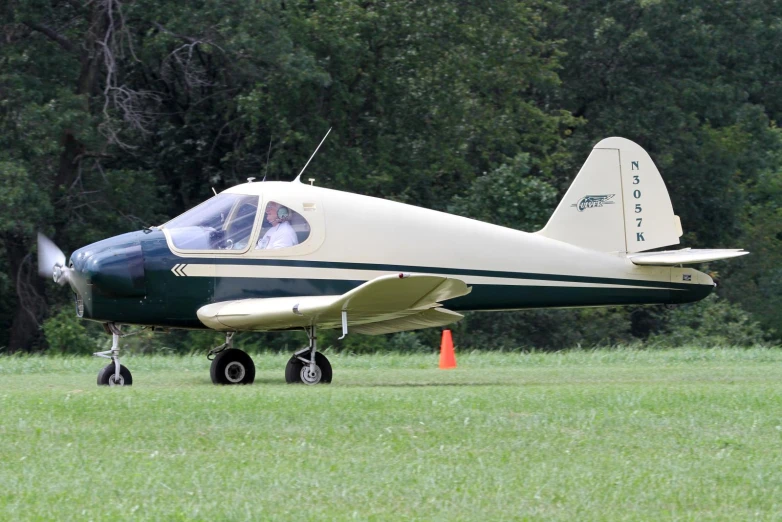 a small airplane sitting in the middle of some grass