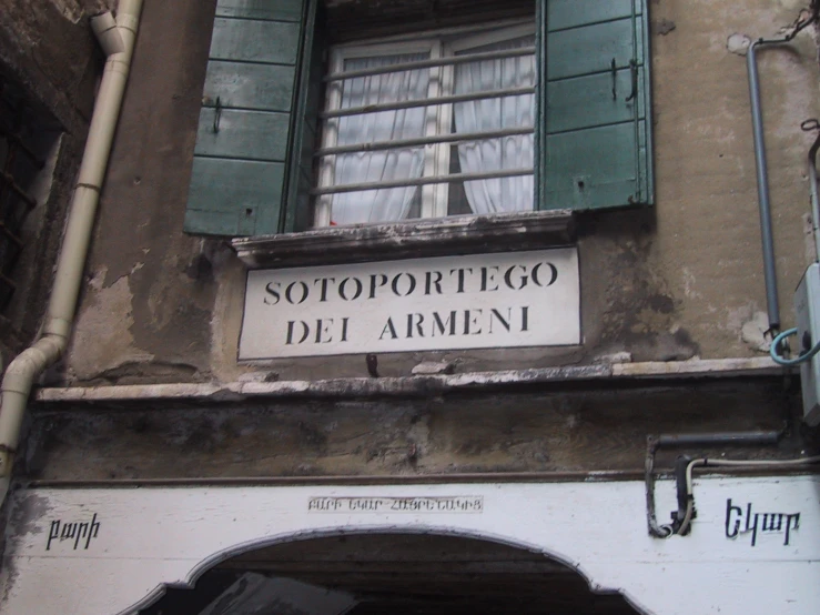 a sign in front of a closed shop called sottopotego del areni