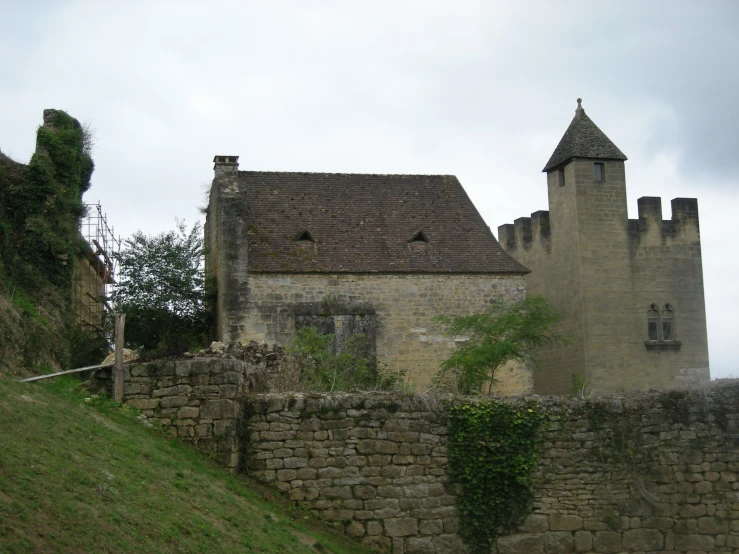 a castle building sitting on top of a grassy hill