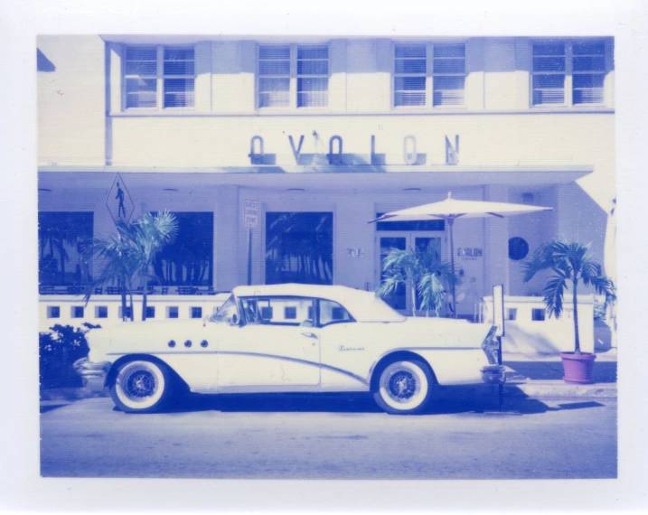 an old car is parked in front of a el