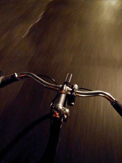 an empty bicycle handlebar in the middle of a dark area
