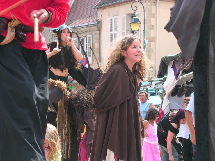 the crowd is lined up with people dressed in costumes and costumes